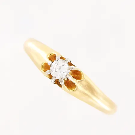 Ring, diamant ca 0,10ct, stl 17½, bredd 1,5-5mm, ojämn rondist, slitage på klor, 1 klo defekt, 18K.  Vikt: 2,3 g