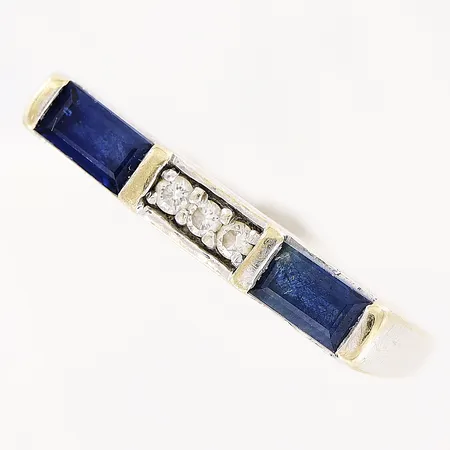 Ring, diamanter 3 x ca 0,02ct, samt safirer, stl 18¼, i bredd 1,5-3,5mm, i behov av rodiering, 18K Vikt: 3,8 g