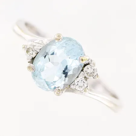 Ring, diamanter 3 x ca 0,02ct, Akvamarin, stl 17¾, bredd 1-8mm, vitguld, 18K Vikt: 3,9 g