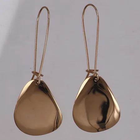 Ett par örhängen, Little rose petal earrings, längd 54mm, bredd 20mm, design Efva Attling, 18K, nyskick i originalask, Nypris 16.400kr Vikt: 6 g
