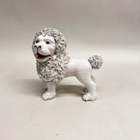 Figurin lejon, höjd 21cm, längd 23cm, handmålad fajans med detaljer i  spagettiteknik, troligen Staffordshire, England, sent 1800-tal, saknar sockel, två nagg under tassar, limrester, krackelleringar Vikt: 0 g Skickas med postpaket.
