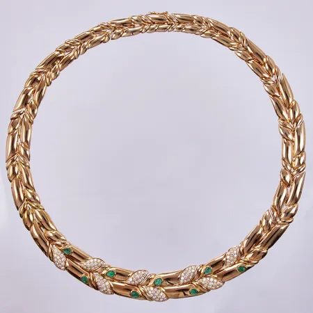 Collier med smaragder & 114 diamanter ca totalt 2,5ct, längd ca 38cm, bredd ca 10mm-16mm, 14K Vikt: 87,7 g