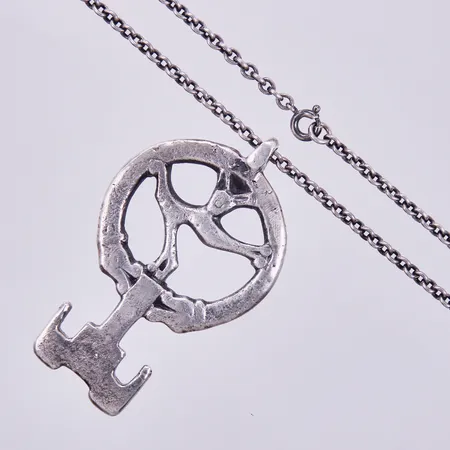 Kedja ca 47,5cm, rund ankarlänk bredd: 2,5mm med hänge 58 x 35mmm, W.A.Bolin AB Hovjuvelerare, år 1955, 830/1000 silver  Vikt: 31,4 g