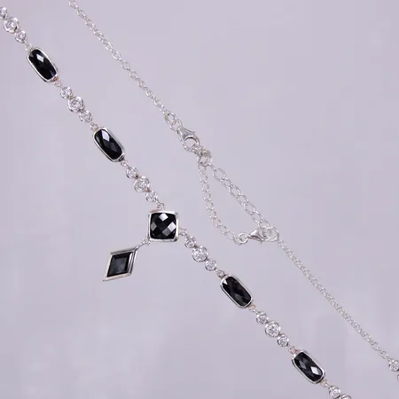 Collier med vita och svarta stenar, längd: ca 48cm, bredd: ca 4-6mm, med säkerhetskedja, 925/1000, silver Vikt: 27,2 g
