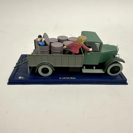 2 Miniatyrbilar, ur Tintin Det svarta guldet och Svart Lotus, © Hergé / Moulinsart, längd 14,5cm, lösa delar Vikt: 0 g Skickas med paket.