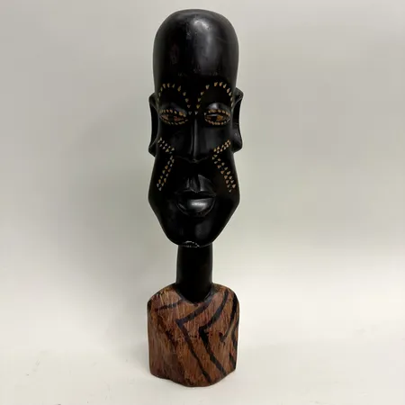 Skulptur, höjd 32cm, afrikansk stil, snidat trä, märken  Vikt: 0 g Skickas med paket.