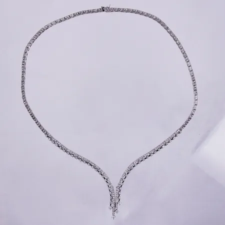Collier med diamanter ca 148x0,01ct samt 4x0,04ct, längd ca 42cm, bredd ca 3-10mm, defekt lödning vid främre delen på hänget, 18K Vikt: 35,2 g