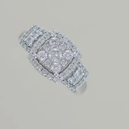 Ring m diamanter  0,98 ct,,18k  5,7 gr Vikt: 5,7 g