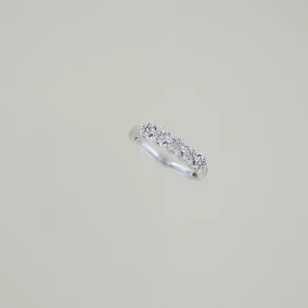 Ring med 35st diamanter Wesselton 0,10ct st  Ø 17,5 mm B 4,07 mm.18k GHA 3,6 gr Vikt: 3,6 g