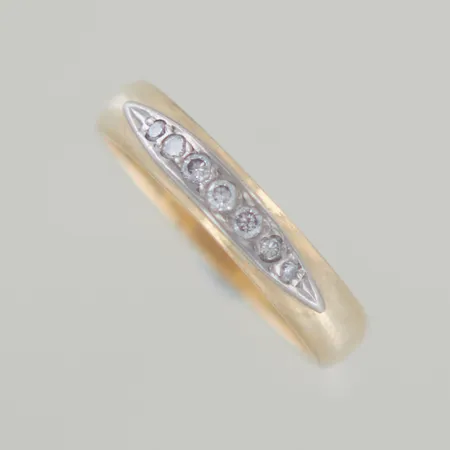 Ring med diamanter 0,16ct Ø 19 mm B 4,21 mm. Graverad 18K Vikt: 5,6 g