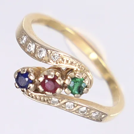 Ring med diamanter totalt ca 0,08ctv samt röd, blå och grön sten troligen rubin, safir och smaragd, stl 19¼, bredd 1,5-11mm, smärre slitage, nagg på grön sten, 18K Vikt: 5,4 g