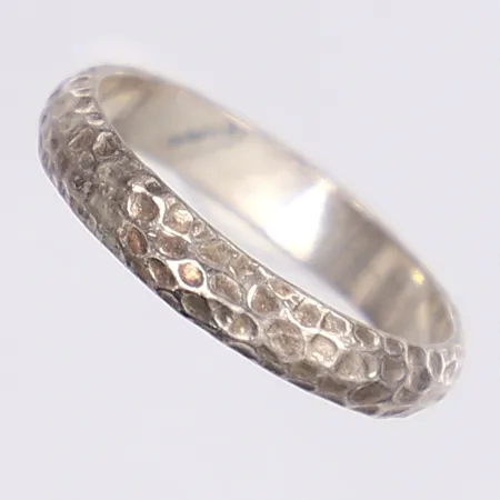 Ring hamrad dekor, stl 18¾, bredd 4mm, silver 925/1000 Vikt: 2,5 g