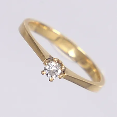 Ring med diamant 1x 0,11ct enl. gravyr, stl 16¼, bredd 2-4mm, 18K Vikt: 2,2 g
