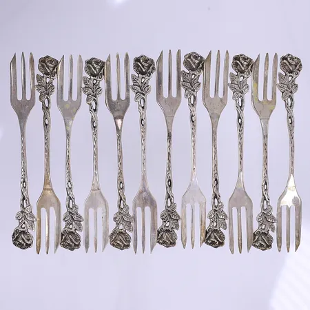 12 desertgafflar, rosdekor, 13cm, silver 830/1000 Vikt: 185 g