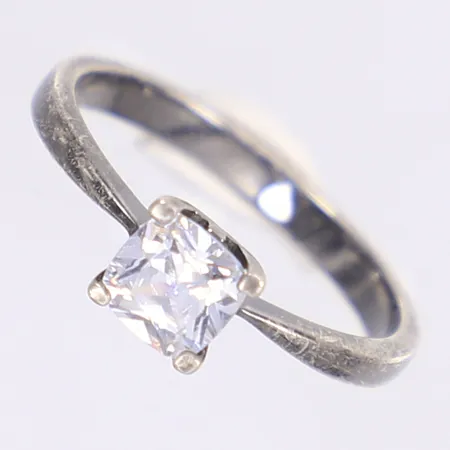 Ring med vit sten, stl 18¾, bredd 2-6mm, silver 925/1000 Vikt: 2,8 g