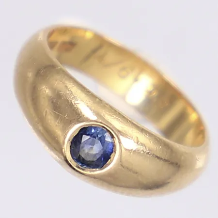 Ring med blå safir 0,36ct enl. gravyr, stl 16¾, bredd 4-7mm, gravyr, 18K Vikt: 5,9 g