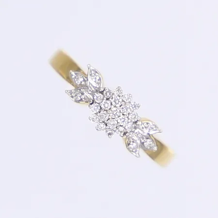 Ring med diamanter totalt ca 0,16ctv, stl 16¾, bredd 2-6mm, 18K Vikt: 2,6 g