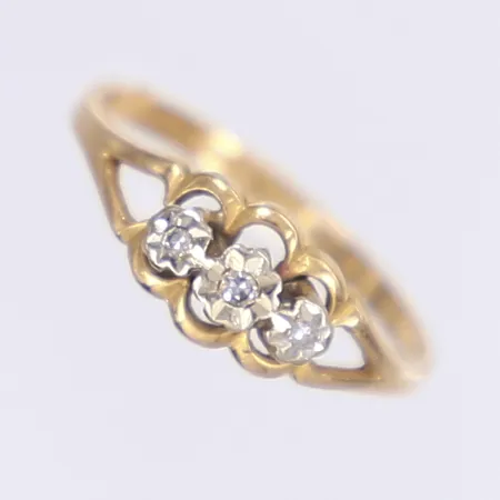 Ring med diamanter totalt 0,03ctv enl. gravyr, stl 17¾, bredd 2-7mm, 18K Vikt: 2,1 g