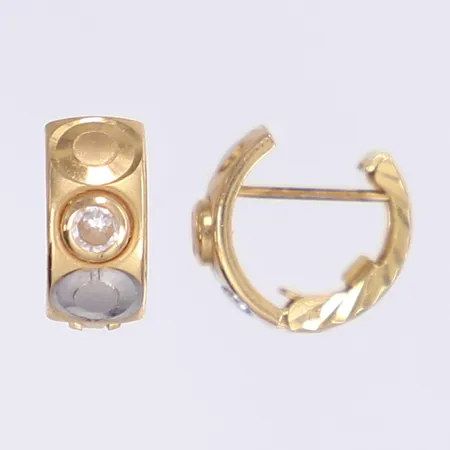 Ett par örhängen med vita stenar, creoler, Ø13mm, bredd 3-6mm, 18K Vikt: 3 g