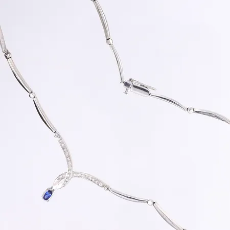 Halscollier med vita och blå sten, 39,5cm, bredd 2-20mm, vitguld 18K Vikt: 21,6 g