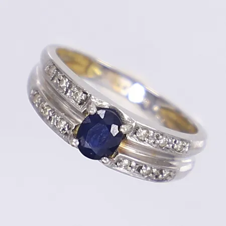 Ring med vita och blå sten, stl 15¾, bredd 2-5mm, vitguld 18K Vikt: 2,4 g