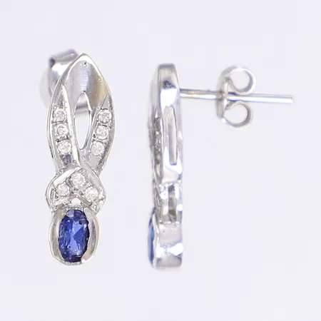 Ett par örhängen med vita och blå stenar, 20x6mm, omaka snurrebussar, vitguld 18K Vikt: 3,4 g
