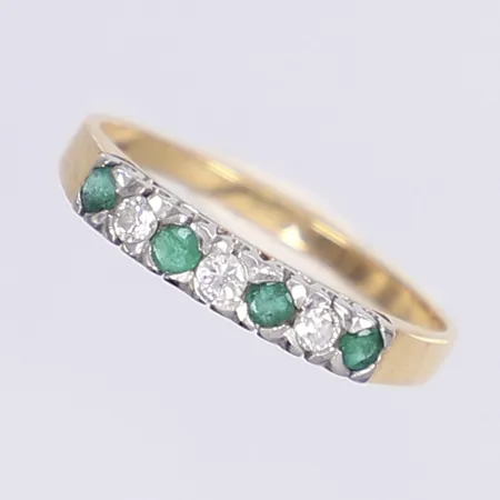 Ring med diamanter 3x ca 0,03ct samt gröna stenar, stl 16¾, bredd  1,5-3mm, 18K Vikt: 1,8 g