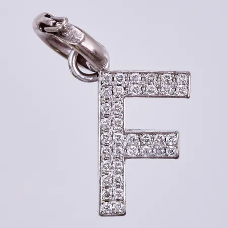 Hänge, bokstaven F med diamanter ca 36x0,01ct, längd: ca 2,5cm, bredd: ca 3-10mm, öppningsbar ögla, Art Metall, vitguld 18K  Vikt: 5,6 g