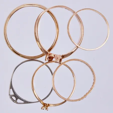 Sex ringar, stl: 16 till 20¼, defekt/graverat/stenar saknas, 18K  Vikt: 11,7 g