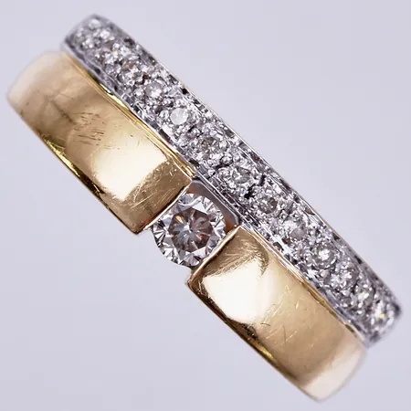 Ring med diamanter 1xca 0,13ct, 15xca 0,015ct, stl: ca 17, bredd: ca 4-7mm, guldguld/vitguld, 18K  Vikt: 5,1 g