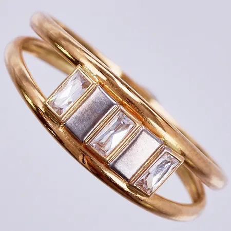 Ring med vita stenar, stl: ca 19, bredd: 2-7mm, GFAB, 18K  Vikt: 1,2 g