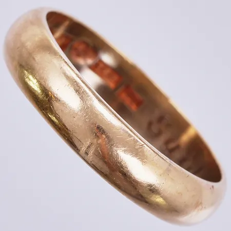 Ring, stl: ca 21, bredd: ca 5mm, graverad, 18K  Vikt: 7,1 g