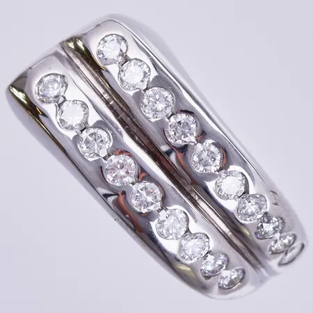Ring med diamanter ca 1x0,14ct, 19x0,05ct, stl: 16¾, bredd: ca 4-10mm, vitguld, 18K Vikt: 18,1 g