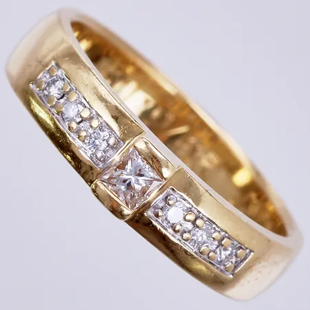 Ring med diamanter ca 1x0,14ct princesslipad, 6xca 0,01ct, totalt ca 0,20ct enl gravyr, stl: ca 17, bredd: ca 4,5mm, graverad, 18K  Vikt: 5 g
