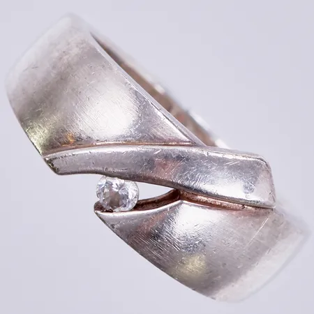 Ring med vit sten, stl: 17, bredd: ca 4-20mm, GHA, 925/1000, silver  Vikt: 5,7 g