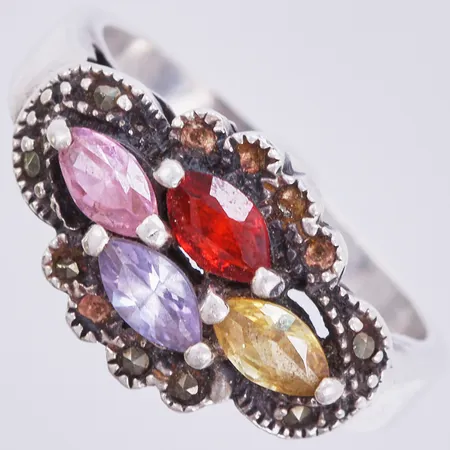 Ring med färgade stenar, stl: 17½, bredd: ca 4-12mm, skev, saknar stenar, 925/1000, silver Vikt: 5,2 g