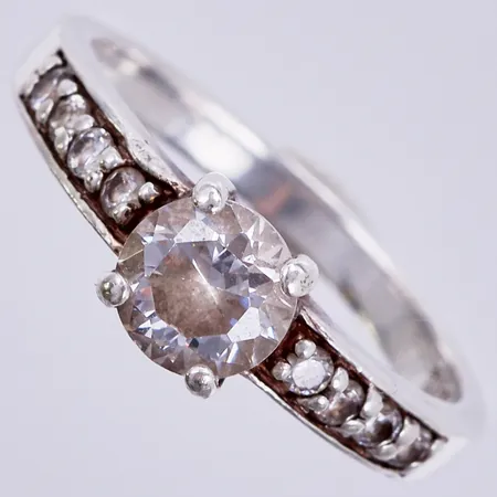 Ring med vita stenar, stl: 16¾, bredd: ca 2-6mm, silver Vikt: 2,3 g