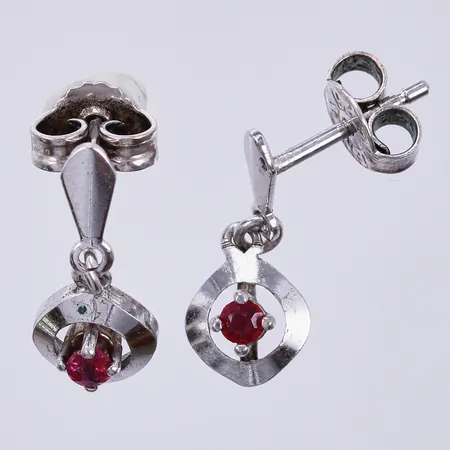 Ett par örhängen med färgade stenar, längd: ca 1,5cm, bredd: ca 7mm, 925/1000 silver  Vikt: 1,3 g