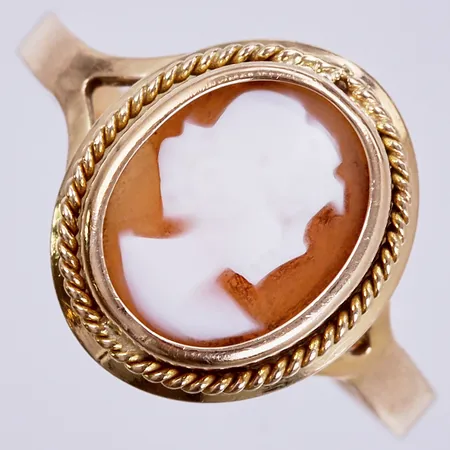 Ring med camé, stl: ca 17½, bredd: ca 2-13mm, skev skena, 18K  Vikt: 1,7 g