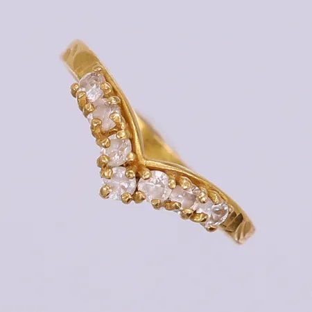 Ring med vita stenar, stl: 18, bredd 2mm, 18K.  Vikt: 2,5 g