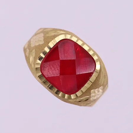 Ring med fasetterad röd sten, stl: 21, bredd 4-14mm, 18K.  Vikt: 4,5 g