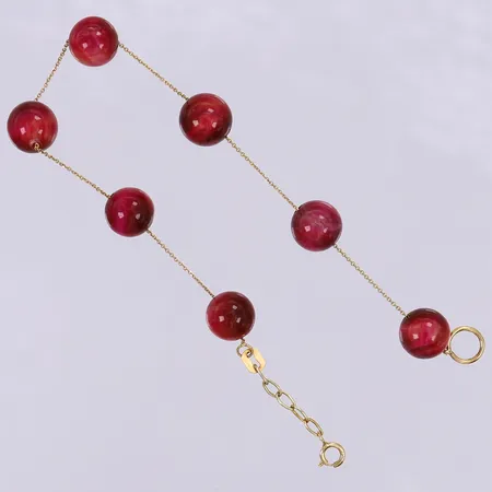 Armband med röda stenar, längd 20cm, Ø9mm, defekt 18K.  Vikt: 6,9 g