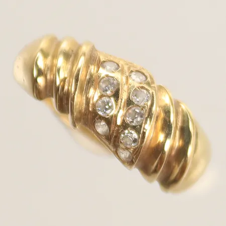 Ring med nio vita stenar, stl 18½, bredd 2-6mm, 14K Vikt: 3,8 g