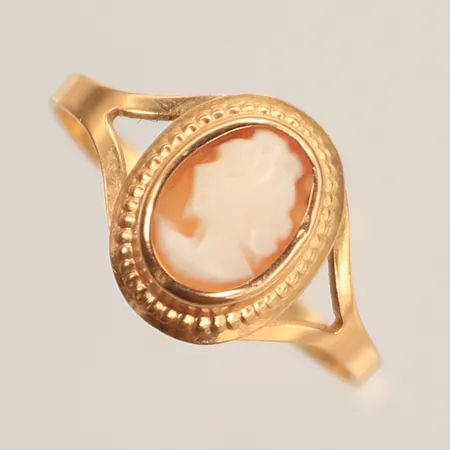Ring med camé, stl 16¼, bredd 1,5-11 mm, 18K 1,1g totalt. 