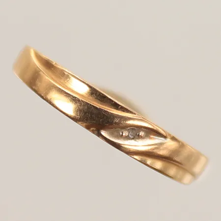 Ring med diamant 0,005ct, stl 18,5, bredd 2-3,5mm, 18K Vikt: 1,9 g