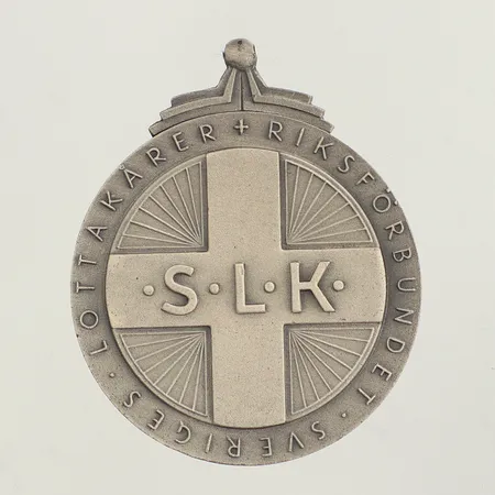 Medalj "S.L.K", "Sveriges Lottakårer Riksförbundet, För Förtjänster Om Sveriges Lottaorganisation"  Ø ca 33mm, originalask, Silver Vikt: 16,2 g