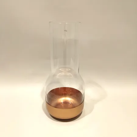  Vas Nude, kopparfärgad bas, höjd ca 40cm, bredd ca 17,5cm, glas Vikt: 0 g Skickas med postpaket.