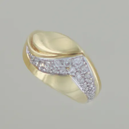 Ring med stenar, Ø 17½ mm, bredd 12 mm,18k 6,6gr  Vikt: 6,6 g