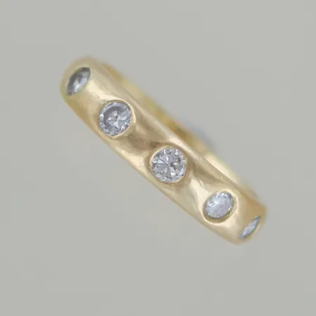 Ring med diamanter 4 x 0,10 ct, Ø 15½ mm, bredd 4,1 mm. 18k 4,7gr Vikt: 4,7 g