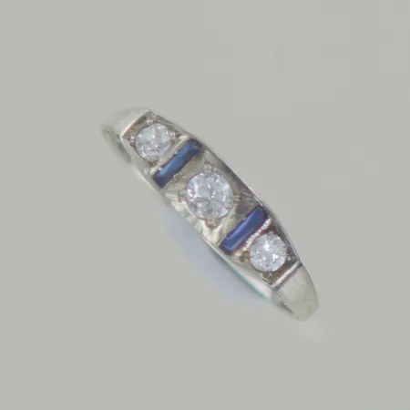 Ring med diamanter 2x0,05 +1x0,10ct, 2 safirer. diameter 16.5 mm,18k 2,2gr Vikt: 2,2 g